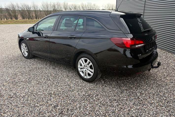 Sort Opel Astra fra 2020