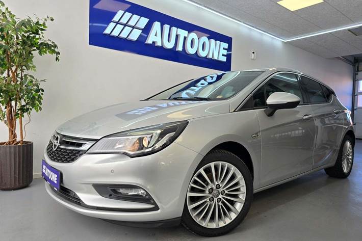 Sølv Opel Astra fra 2017 set udefra