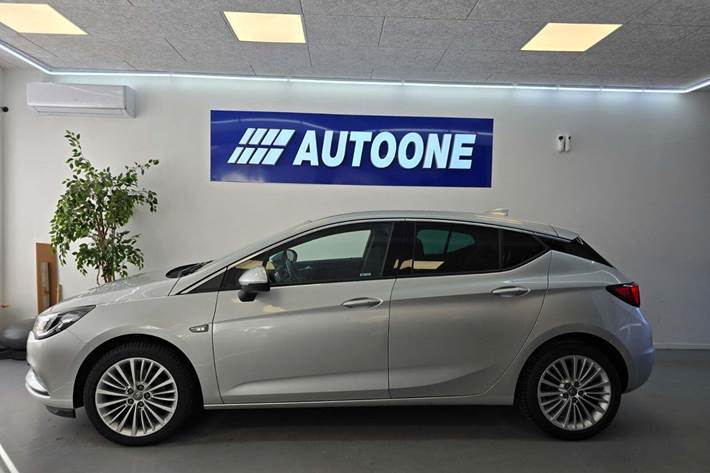Sølv Opel Astra fra 2017