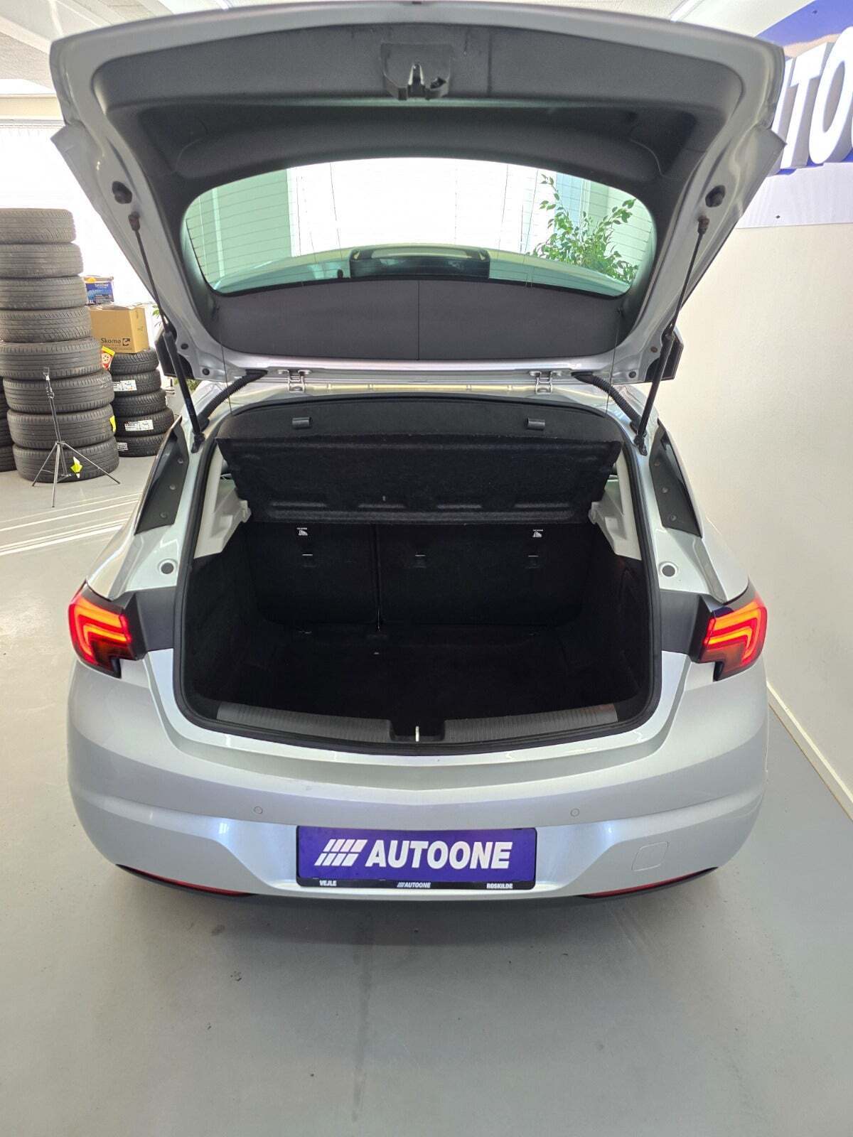 Sølv Opel Astra fra 2017