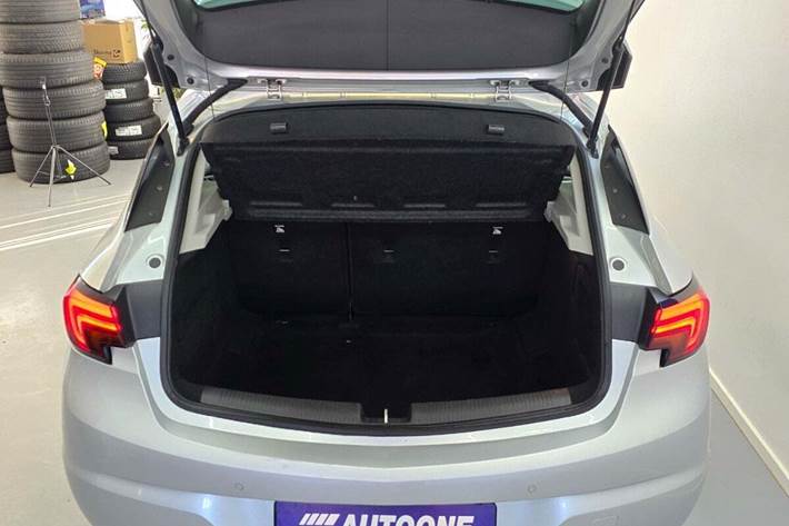 Sølv Opel Astra fra 2017