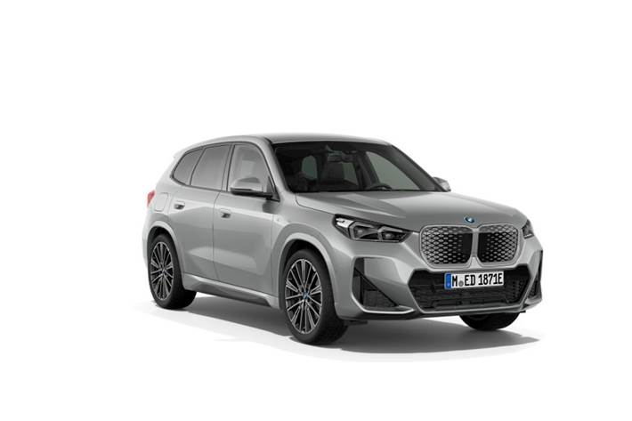 Grå BMW iX1 fra 2025