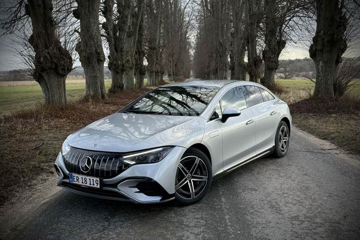 Sølv Mercedes EQE350+ fra 2022