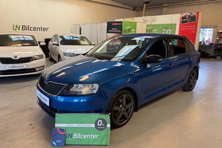 Blå Skoda Rapid fra 2017 set udefra