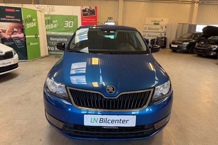 Blå Skoda Rapid fra 2017