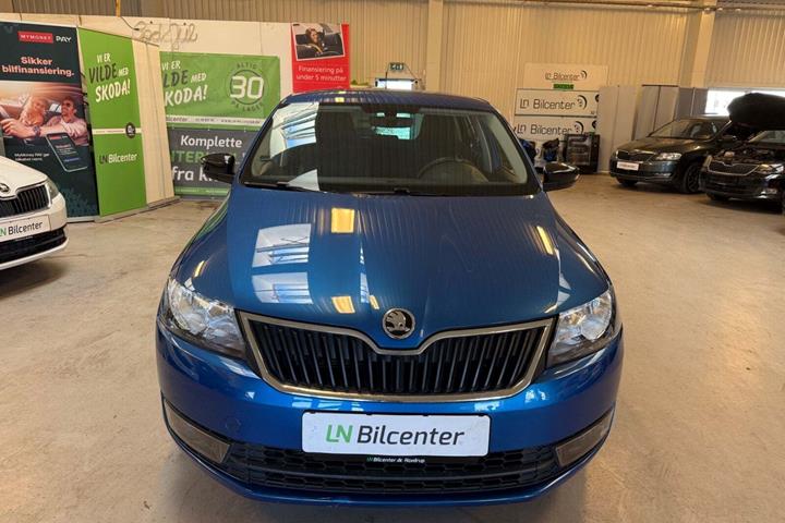 Blå Skoda Rapid fra 2017 set udefra