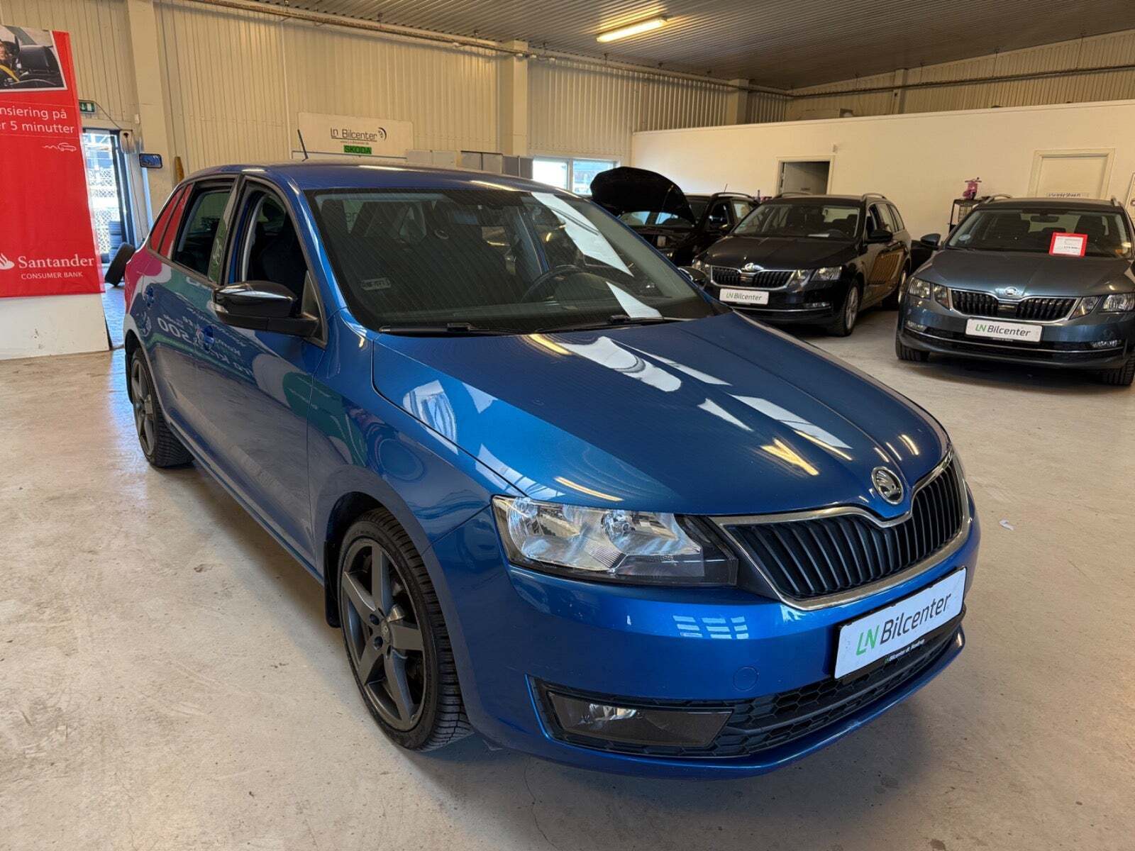 Blå Skoda Rapid fra 2017 set udefra