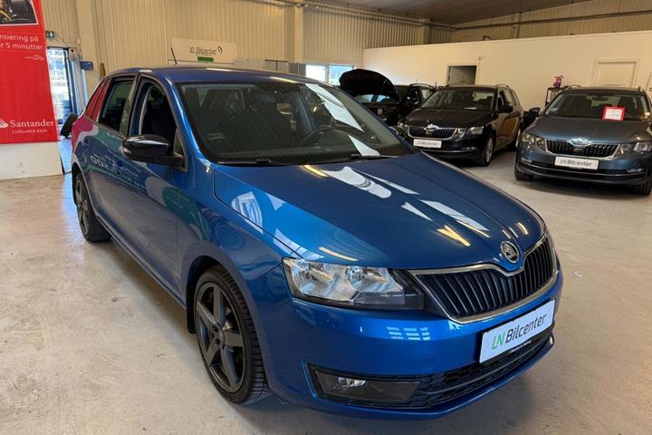 Blå Skoda Rapid fra 2017 set udefra