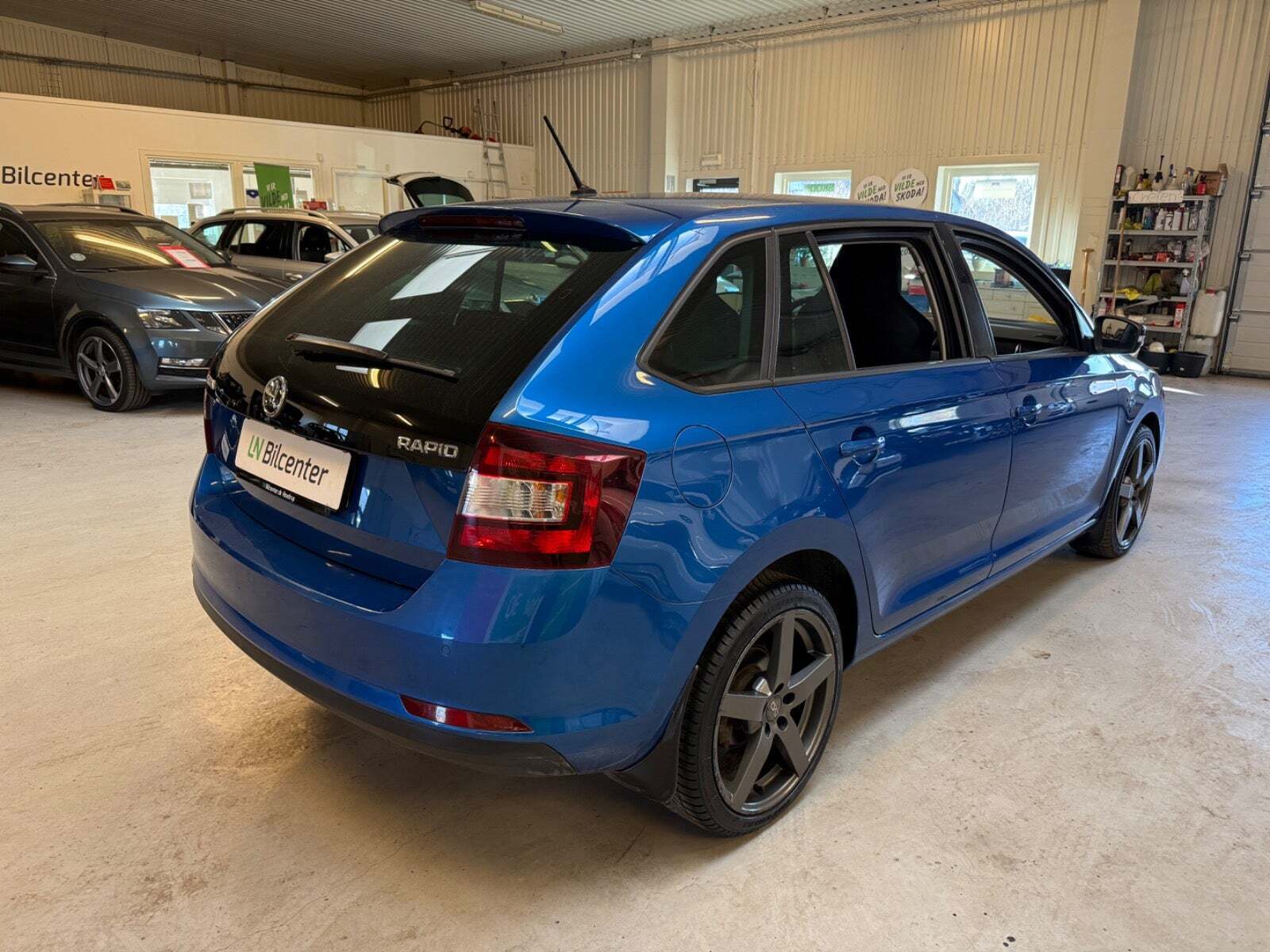 Blå Skoda Rapid fra 2017