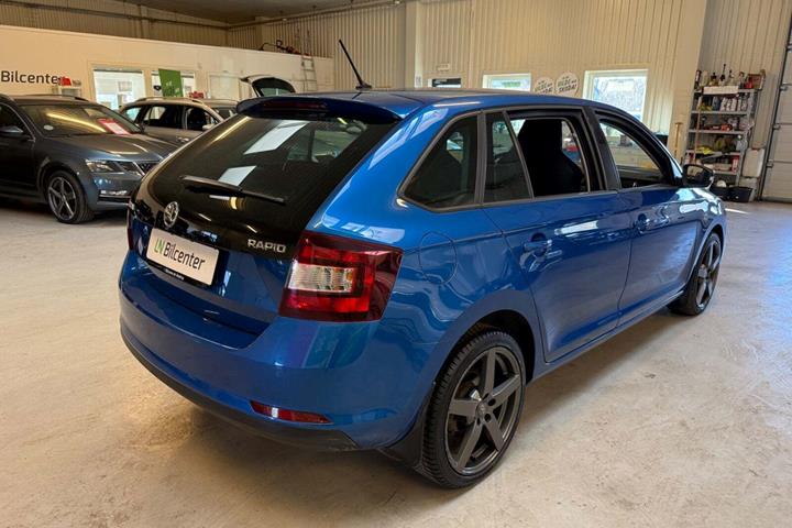 Blå Skoda Rapid fra 2017