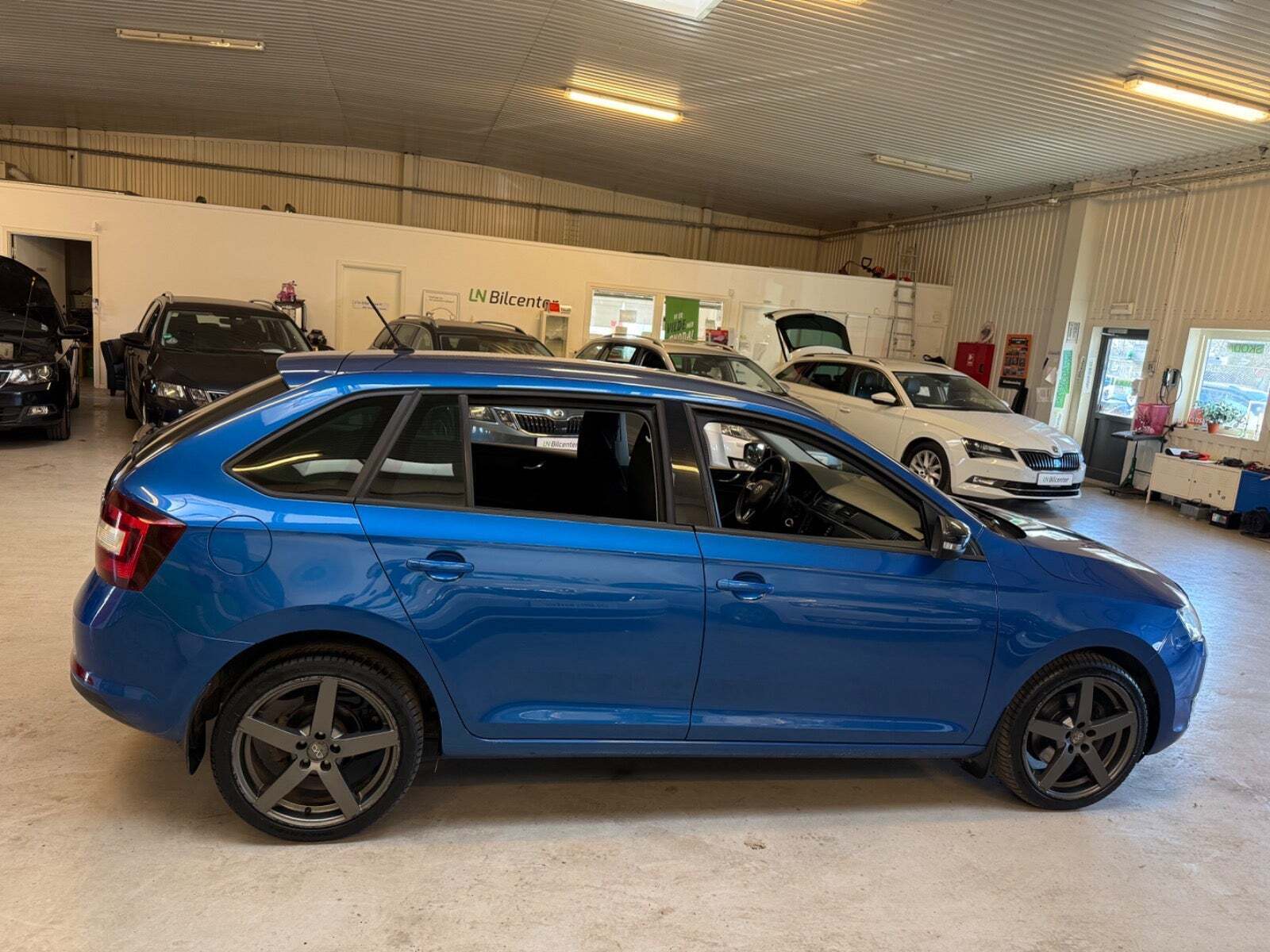 Blå Skoda Rapid fra 2017