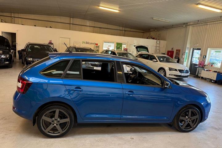 Blå Skoda Rapid fra 2017