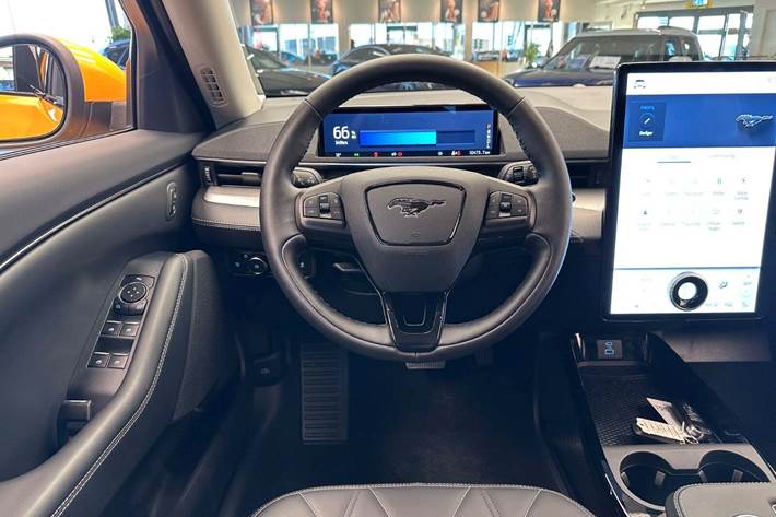 Gul Ford Mustang Mach-E fra 2023