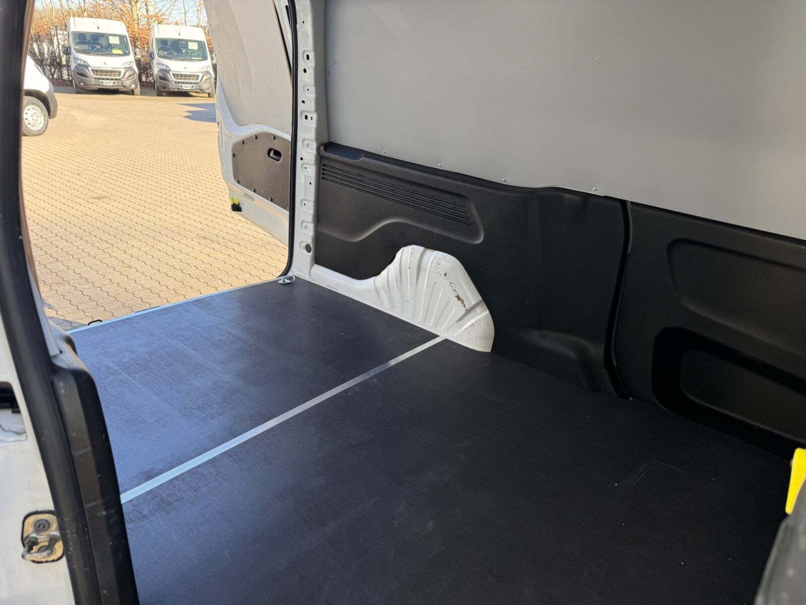 Hvid Peugeot Partner fra 2021