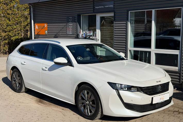Hvid Peugeot 508 fra 2020 set udefra