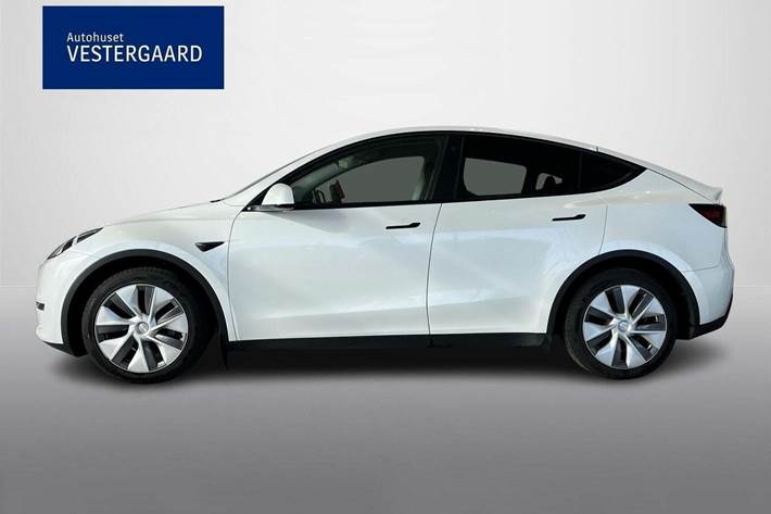 Hvid Tesla Model Y fra 2023