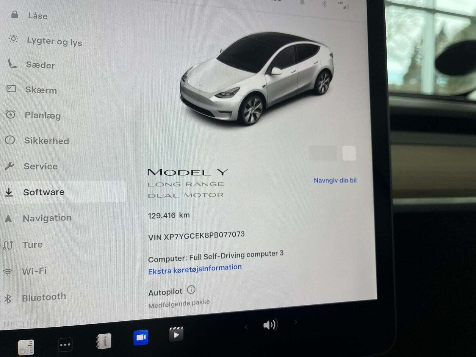 Hvid Tesla Model Y fra 2023