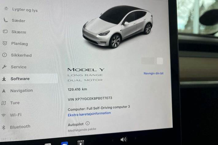 Hvid Tesla Model Y fra 2023