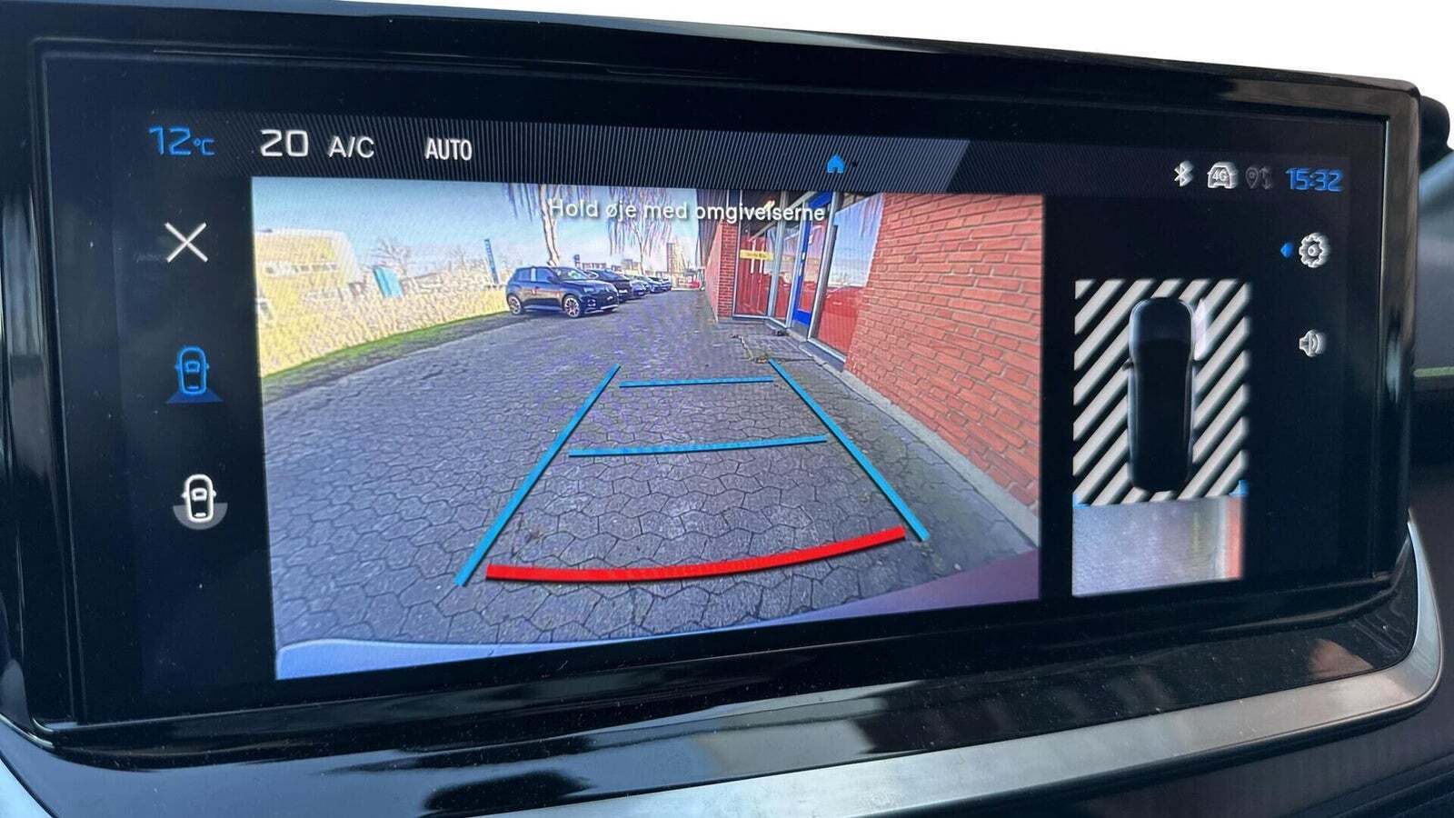 Grå Peugeot e-2008 fra 2025