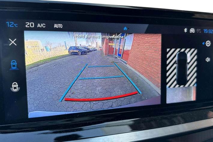 Grå Peugeot e-2008 fra 2025