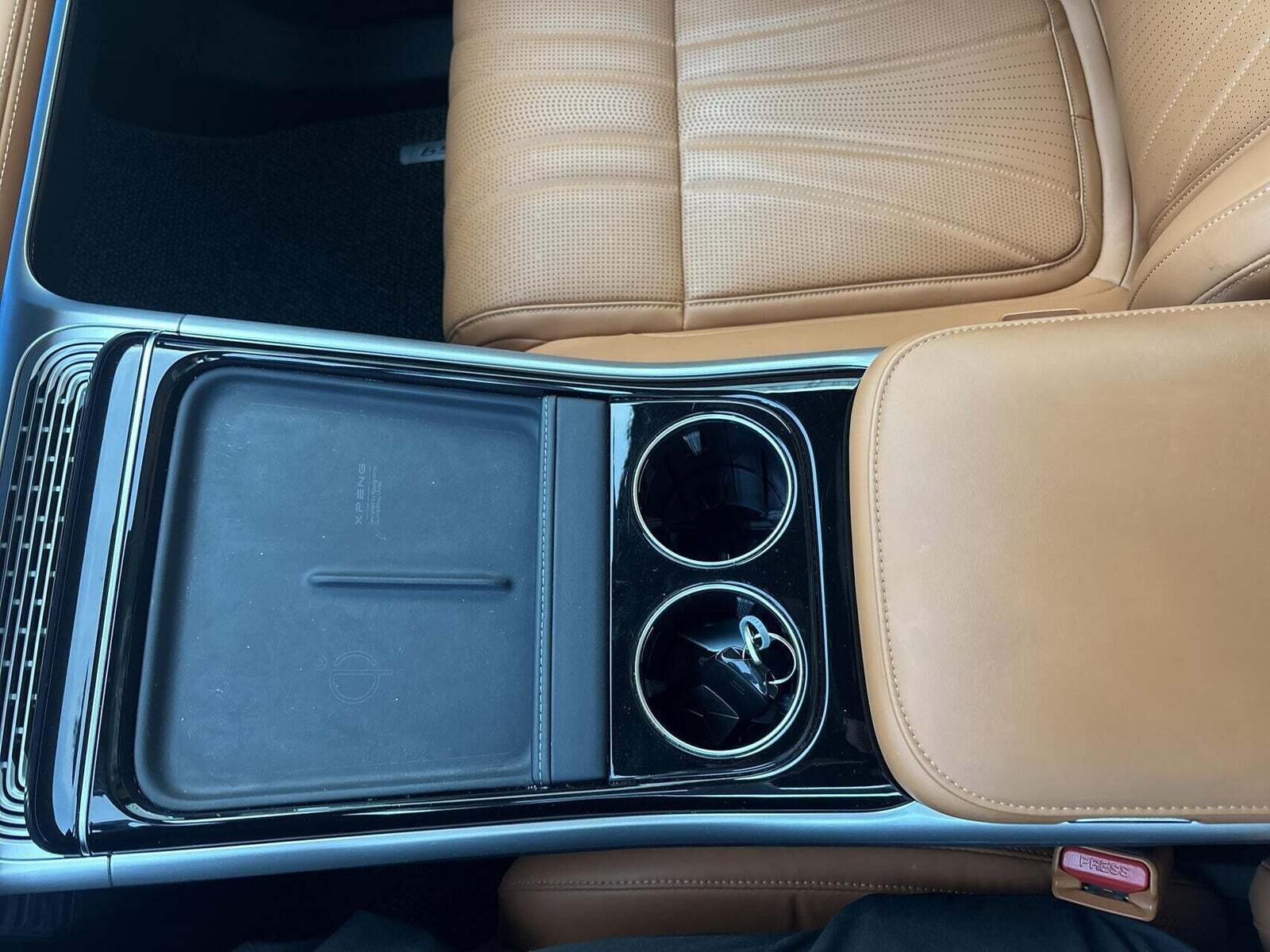 Grå Xpeng G9 fra 2023