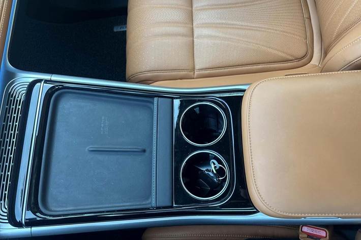 Grå Xpeng G9 fra 2023