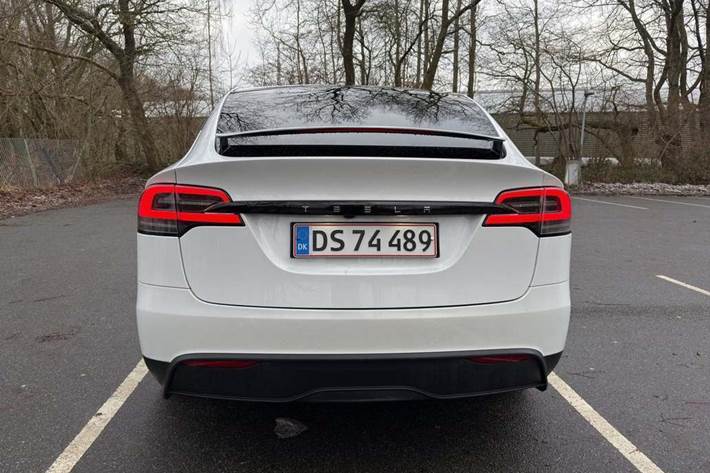 Hvid Tesla Model X fra 2024