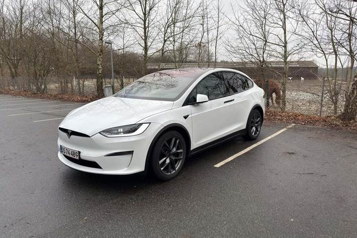 Hvid Tesla Model X fra 2024
