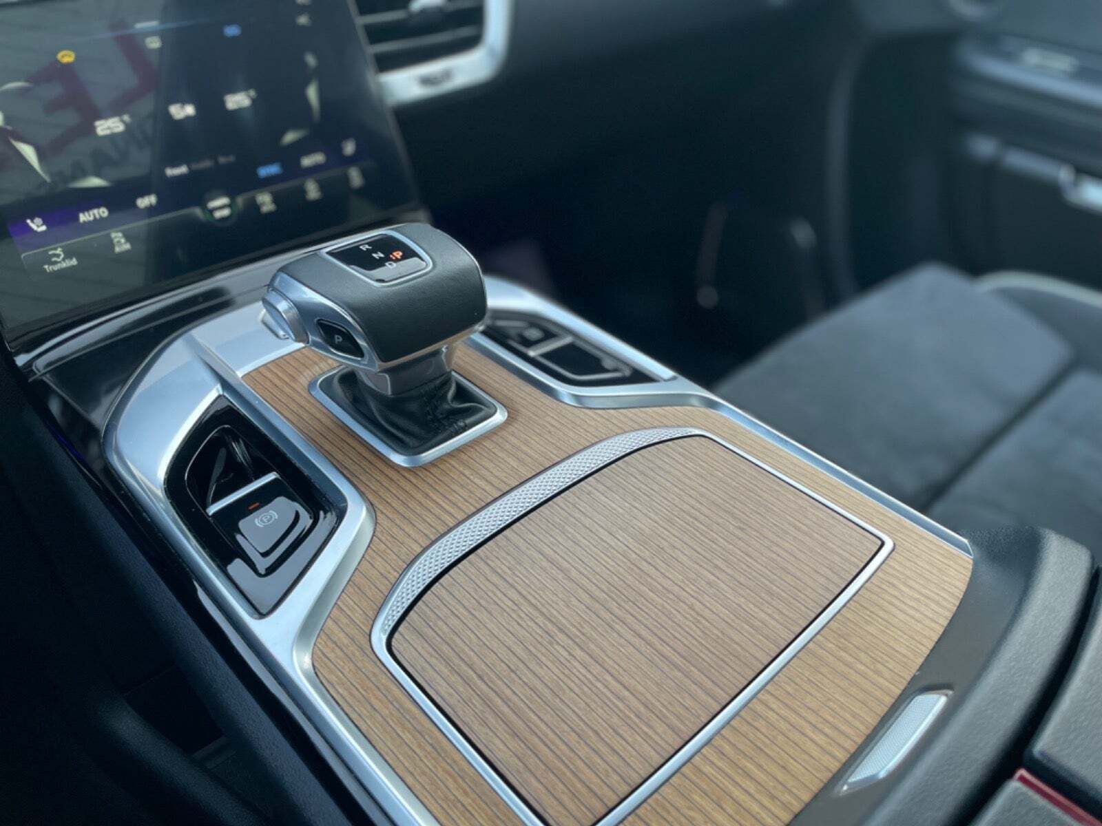 undefined Hongqi E-HS9 fra 2024