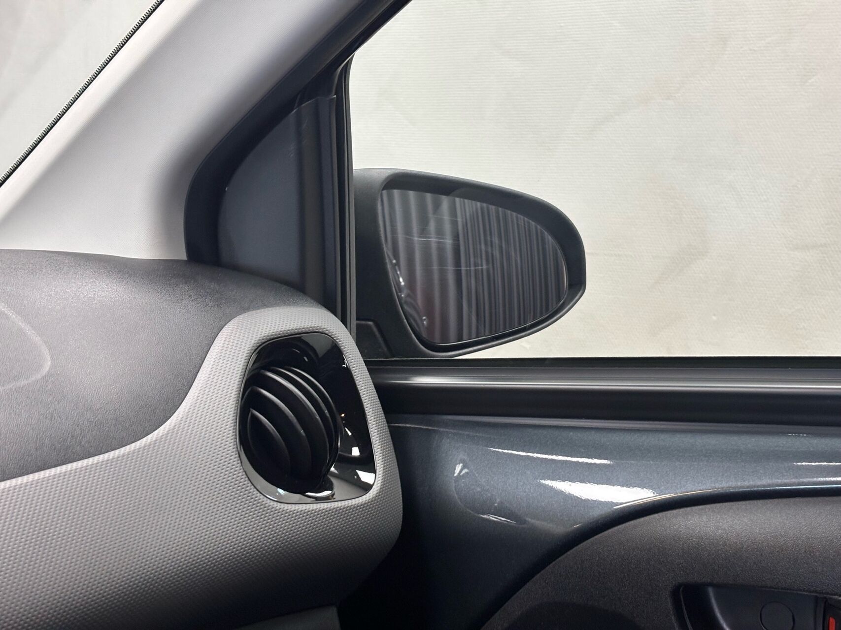 Grå Peugeot 108 fra 2020