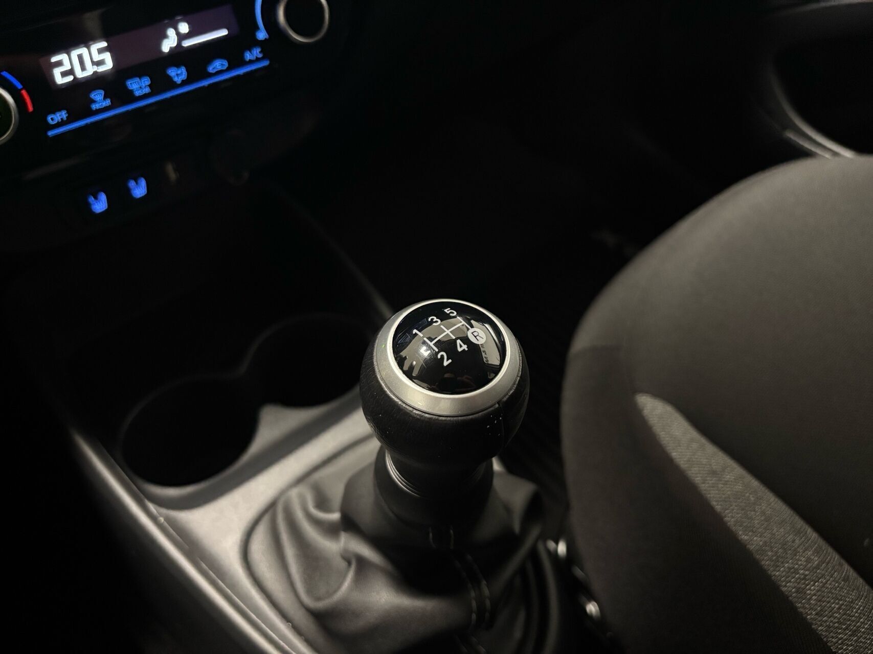 Sølv Toyota Aygo X fra 2022