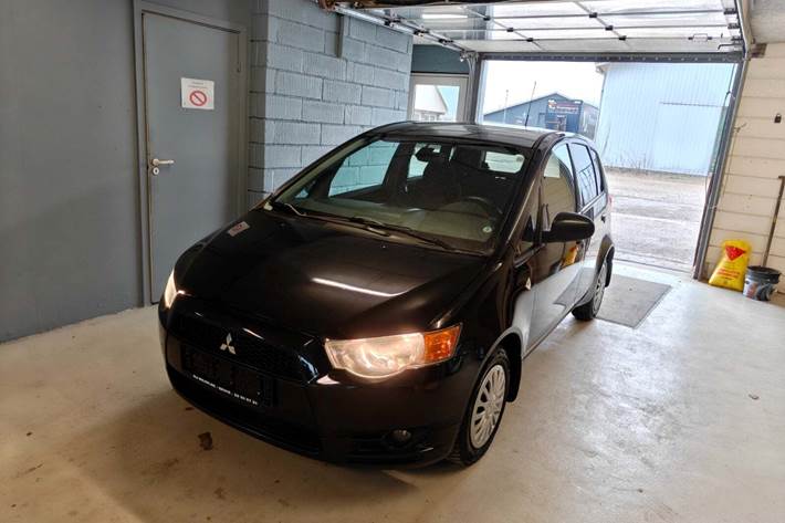 Gul Mitsubishi Colt fra 2011