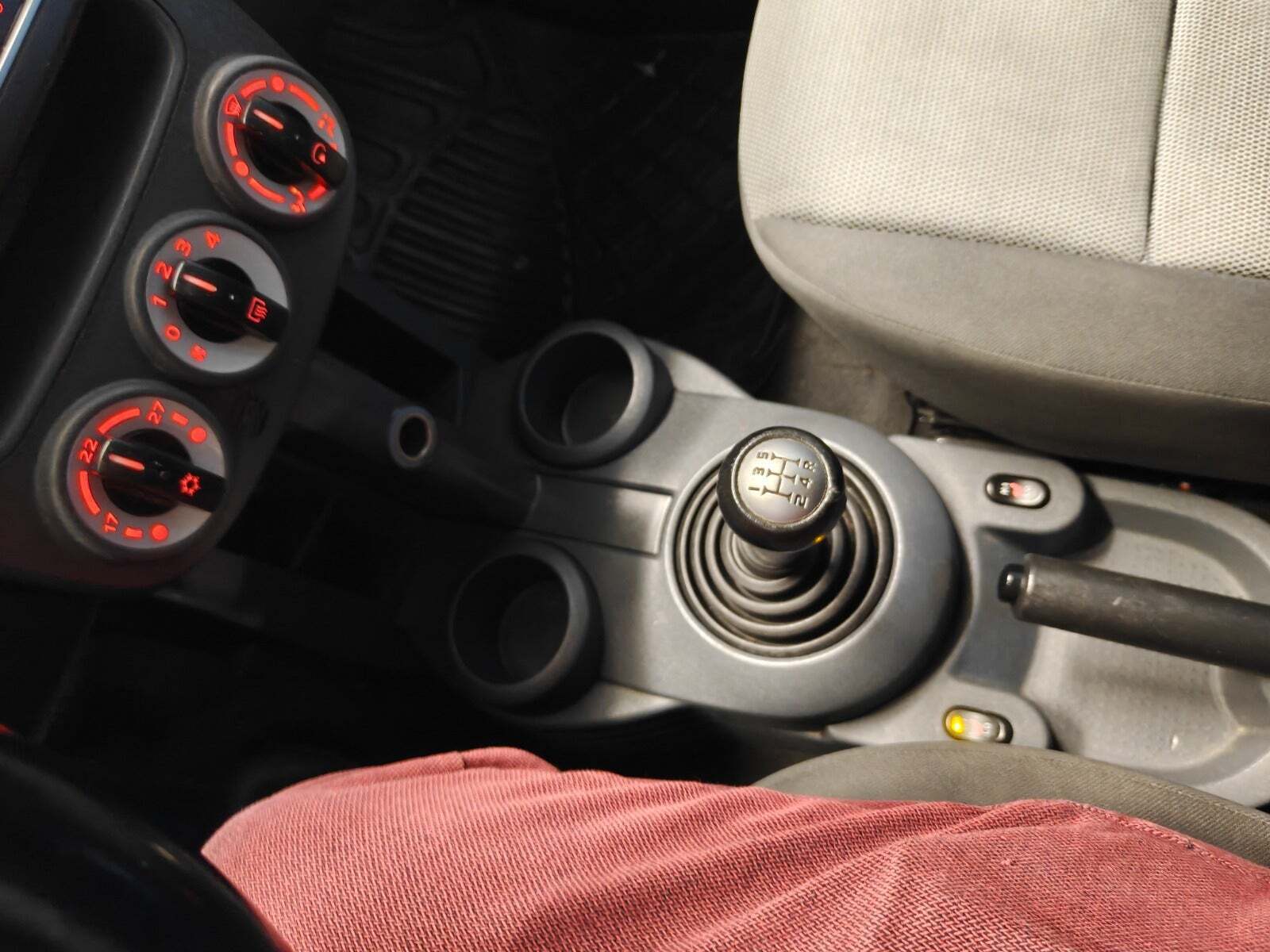 Gul Mitsubishi Colt fra 2011