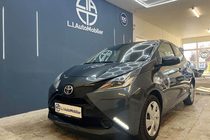 Grå Toyota Aygo fra 2015