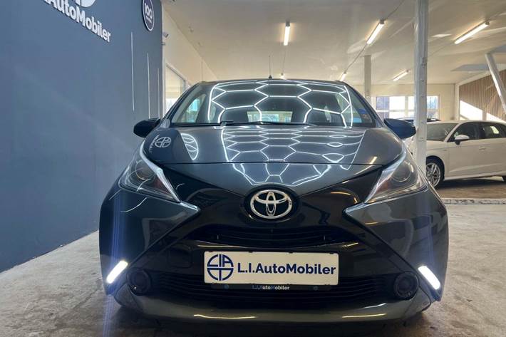 Grå Toyota Aygo fra 2015