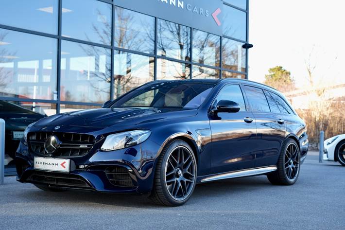 Blå Mercedes E63 fra 2019 set udefra