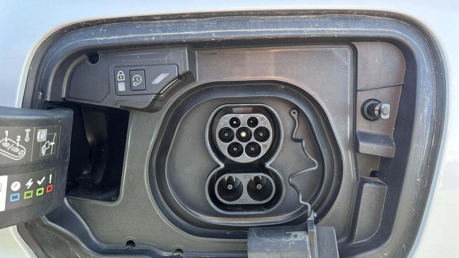 Hvid Peugeot e-3008 fra 2024