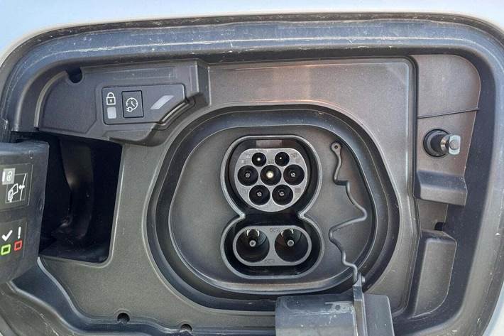 Hvid Peugeot e-3008 fra 2024