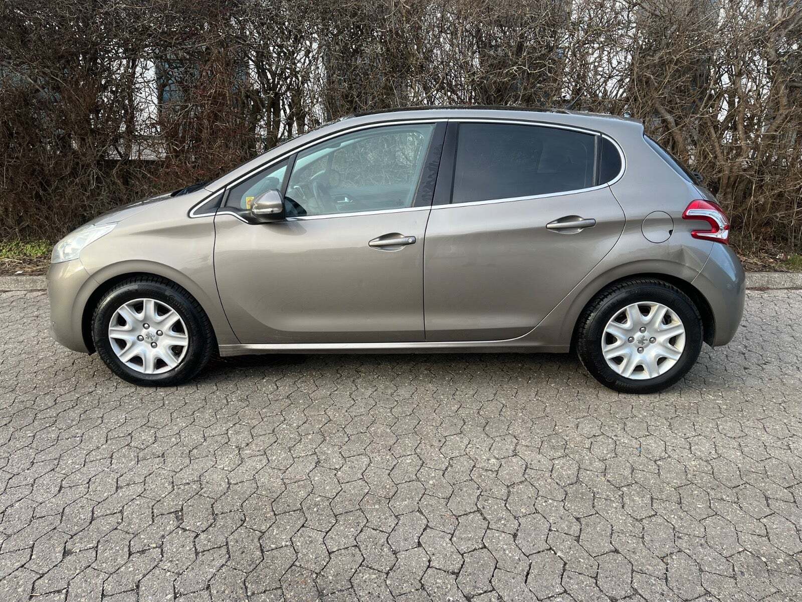Peugeot 208 1,2 VTi Allure Sky