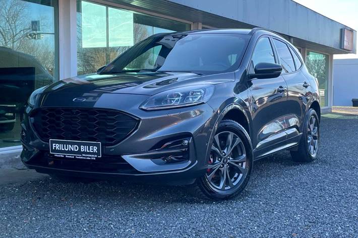 Grå Ford Kuga fra 2021 set udefra