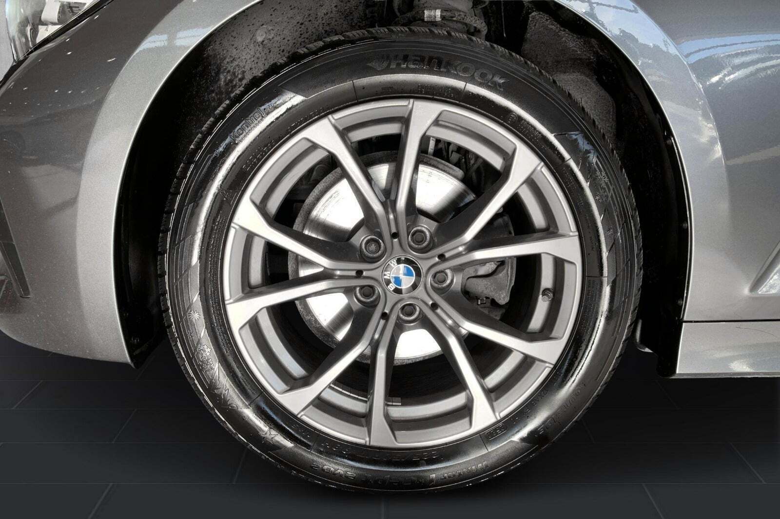 Grå BMW 320d fra 2020