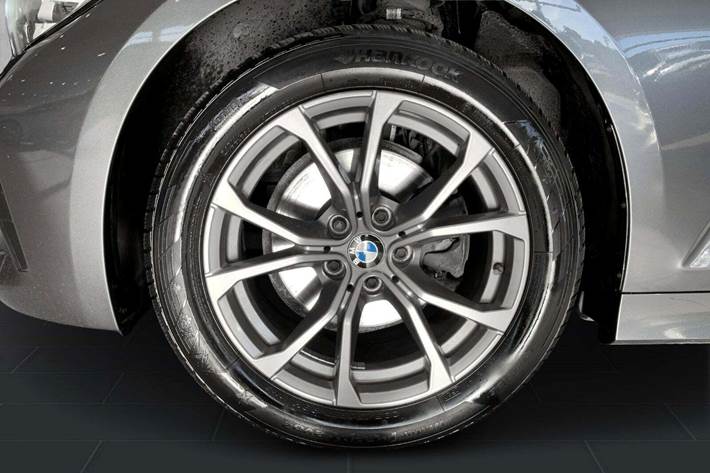 Grå BMW 320d fra 2020