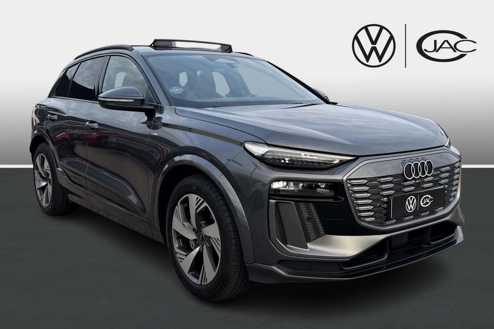 Grå Audi Q6 e-tron fra 2025 set udefra