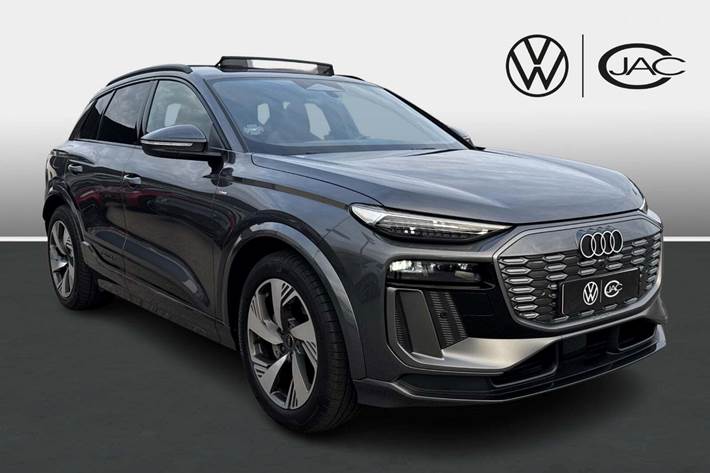Grå Audi Q6 e-tron fra 2025 set udefra