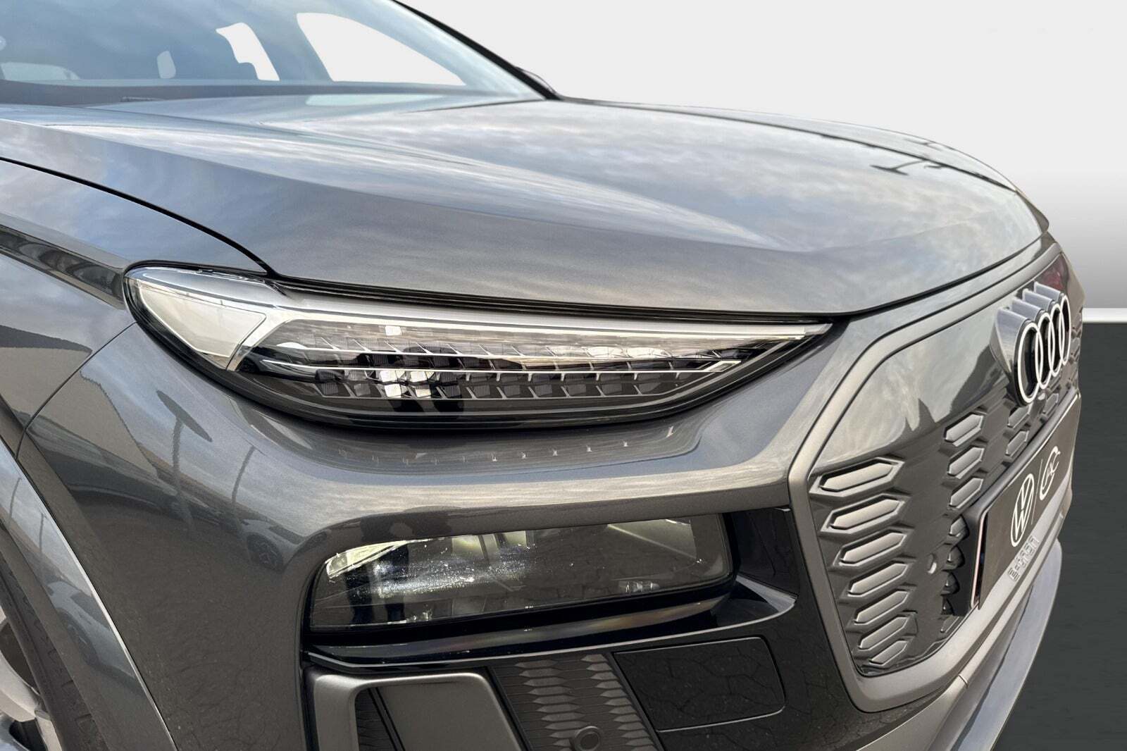 Grå Audi Q6 e-tron fra 2025