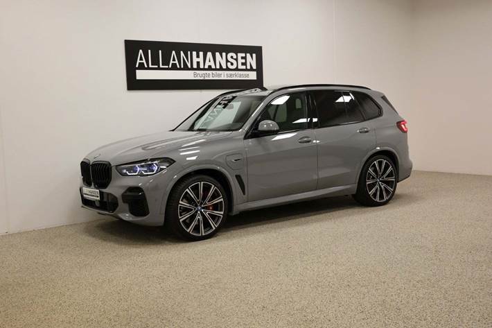 Grå BMW X5 fra 2023 set udefra