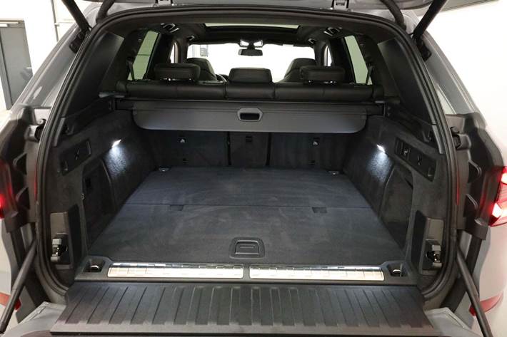 Grå BMW X5 fra 2023