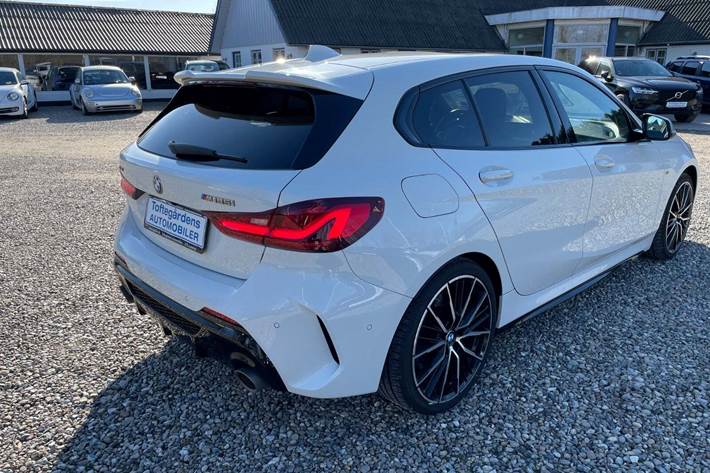 Hvid BMW M135i fra 2020