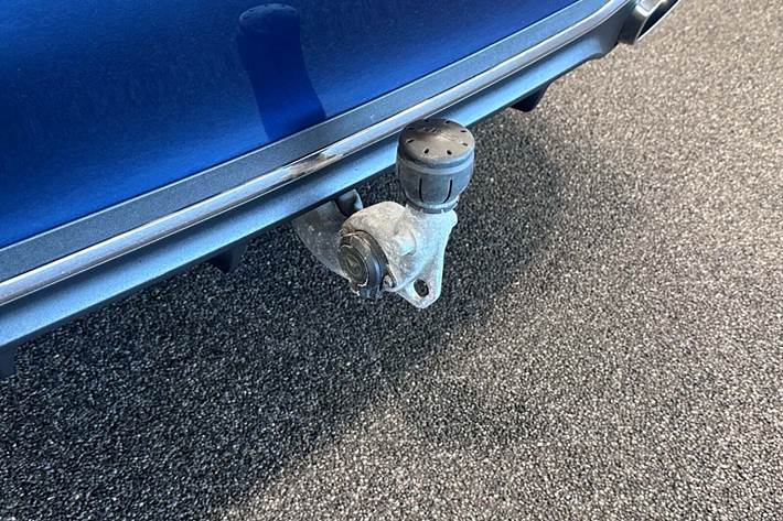 Blå Mercedes C200 fra 2022