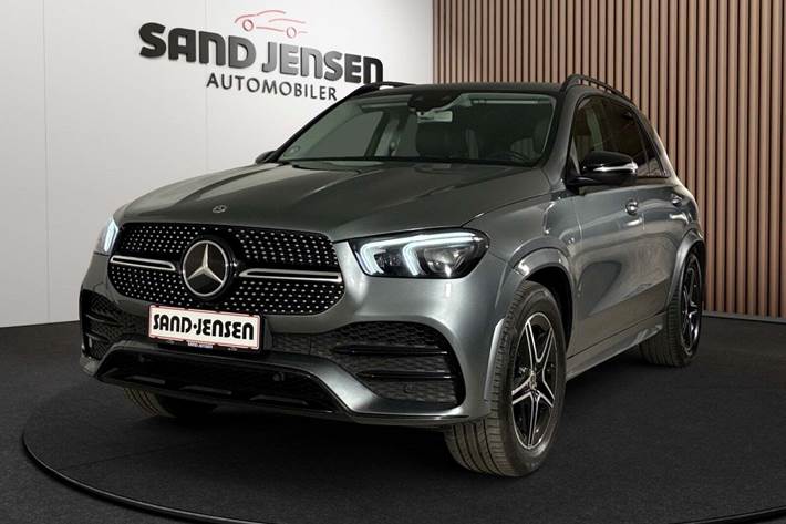 Grå Mercedes GLE450 fra 2019 set udefra